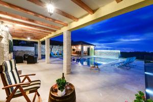 Baseinas apgyvendinimo įstaigoje Beautiful Villa Petra with Summer Kitchen and Pool arba netoliese