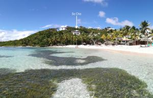 圣弗朗索瓦So Chic的享有海滩美景,后方是一座小山