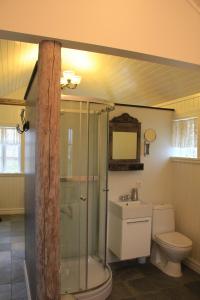 Ett badrum på Sea Side Cottages