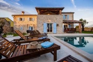 Villa con piscina y casa en Exclusive Villa Tomani with Private Pool en Krmed