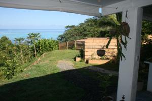 uma vista do alpendre de uma casa com vista para o oceano em océan studio em Tevaitoa