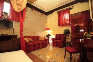a living room with red couches and a couch at Casa Turchetti in Taormina