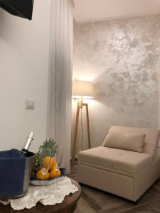 B&B Blu Infinito في ساليرنو: غرفة معيشة مع أريكة وطاولة