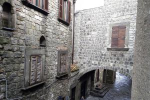 un vicolo in un vecchio edificio in pietra con due ponti di casa medioevo a Viterbo