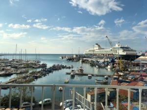 una nave da crociera è ormeggiata in un porto turistico con imbarcazioni di B&B Blu Infinito a Salerno