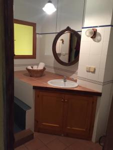 y baño con lavabo y espejo. en Cal Batistet Ferrer, en Torroja