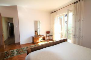 um quarto com uma cama e uma grande janela em Labinac Ines, only 300 m from Beach em Poreč