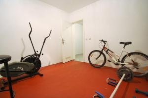 Posilňovňa alebo fitness centrum v ubytovaní Peteh