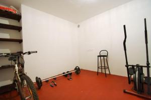 Posilňovňa alebo fitness centrum v ubytovaní Peteh