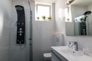 Koupelna v ubytování Holiday House Queens with Sea View + 37 fotografií