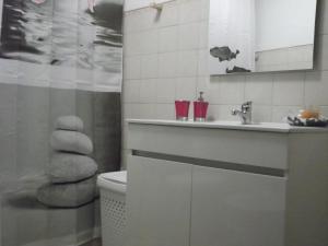 łazienka z umywalką i toaletą w obiekcie Casa da Avó w mieście Castelo de Vide