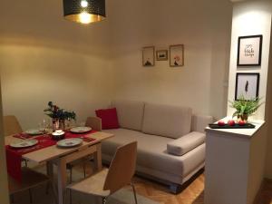 ブダペストにあるOpera Dream Apartmentのリビングルーム(ソファ、テーブル付)