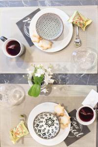una mesa con platos y tazones de comida. en Casa degli Orefici, en Campobasso