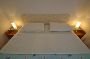 Posteľ alebo postele v izbe v ubytovaní Hella Apartments