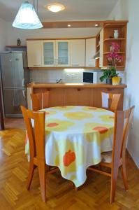 Kuchyňa alebo kuchynka v ubytovaní Hella Apartments