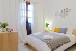 Una cama o camas en una habitación de Hola Málaga Atarazanas