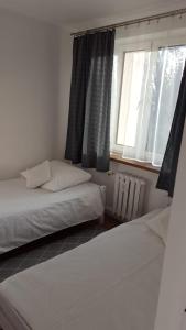 سرير أو أسرّة في غرفة في Apartament Pod sanockim zamkiem