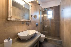
A bathroom at Apartments Tarsa
