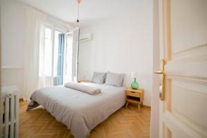 Habitación blanca con cama y ventana en Chueca Just For You, en Madrid