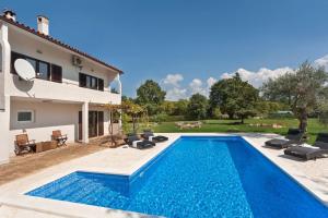 Basen w obiekcie Apartment Doris with Private Pool and large Garden lub w pobliżu