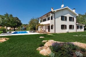 Basen w obiekcie Apartment Doris with Private Pool and large Garden lub w pobliżu