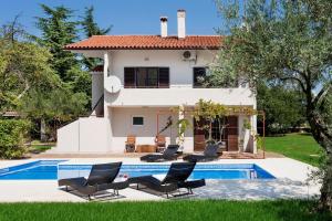 Basen w obiekcie Apartment Doris with Private Pool and large Garden lub w pobliżu