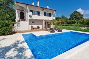 Basen w obiekcie Apartment Doris with Private Pool and large Garden lub w pobliżu