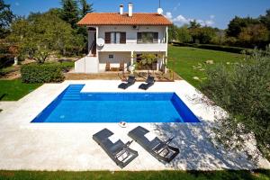 Basen w obiekcie Apartment Doris with Private Pool and large Garden lub w pobliżu