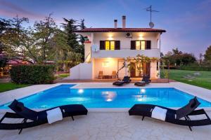 Basen w obiekcie Apartment Doris with Private Pool and large Garden lub w pobliżu