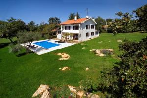 dom z dziedzińcem z basenem w obiekcie Apartment Doris with Private Pool and large Garden w mieście Nova Vas