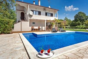 Basen w obiekcie Apartment Doris with Private Pool and large Garden lub w pobliżu