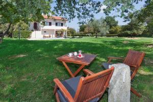 Ogród w obiekcie Apartment Doris with Private Pool and large Garden