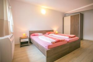 Voodi või voodid majutusasutuse Apartments Sara toas