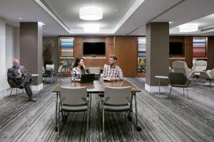 un grupo de personas sentadas en una mesa en una oficina en Hotel Boutique at Grand Central, en Nueva York