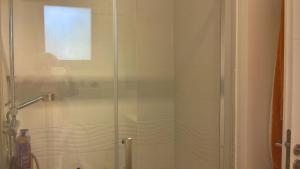 ロクブリューヌ・シュル・アルジャンにあるDIVAのバスルーム(ガラスドア付きのシャワー付)
