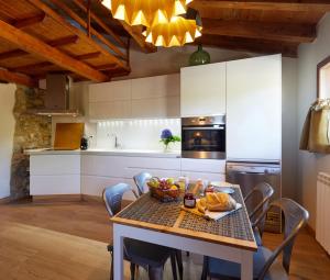 Kuchnia lub aneks kuchenny w obiekcie URAIN Suites - Apartments at Flysch-Coast