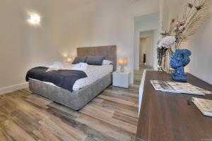 フィレンツェにあるGuelfa 30-Exclusive Suite in the heart of Florenceのベッドルーム1室(ベッド1台付)