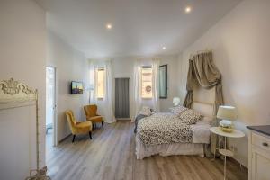 una camera con letto, tavolo e sedie di Siena Vip B&B a Siena