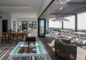 un soggiorno con tavolo, sedie e patio di Ocean Vista Boutique Guest House a Durban