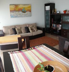 - un salon avec un canapé et une table dans l'établissement Perfect Sea View, à Vila do Conde