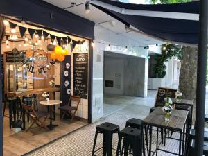 un restaurante con mesas y sillas y un bar en City Park Buenos Aires Suite en Buenos Aires