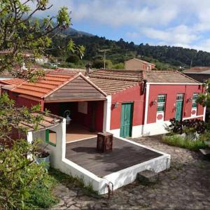 GarafíaにあるCasa Eremiaの町の赤と白の建物