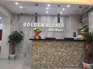 um restaurante com uma placa que lê hotéis Golden Alaza em Golden Alcala em Madri