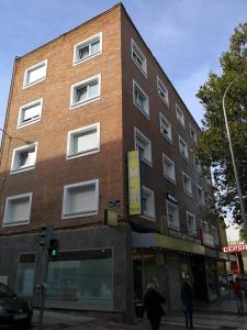 um edifício de tijolos alto numa rua da cidade em Golden Alcala em Madri