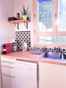 a kitchen with a sink and a counter top at Chambre privée entre Paris et Disneyland in Noisy-le-Grand