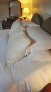 Una cama o camas en una habitación de Inglewood House