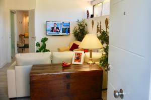 sala de estar con sofá y mesa con lámpara en MonteLeo Apartment, en Madrid