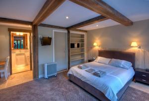 Un pat sau paturi într-o cameră la Ribbon Gum Lodge