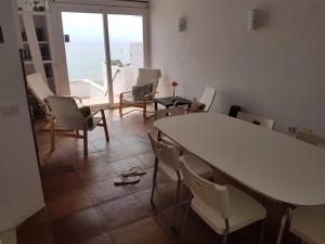 um quarto com uma mesa e cadeiras e uma grande janela em Villa Abdul em Estepona