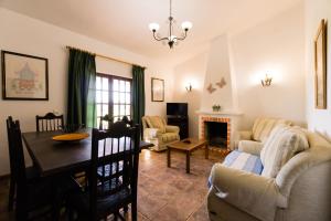 a living room with a table and a dining room at Horta Nova in Lagos